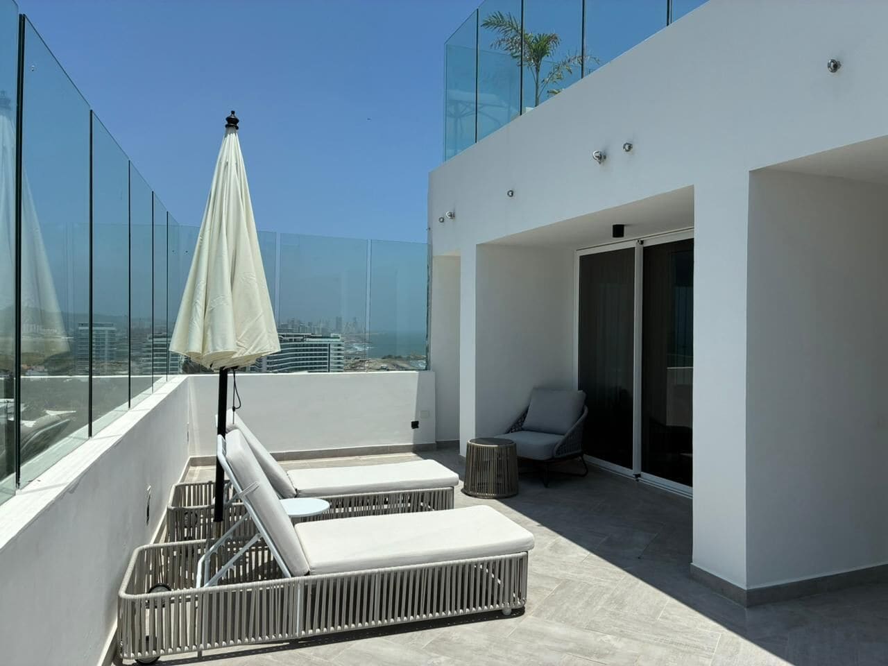 Suite, 1 très grand lit, balcon | Terrasse/Patio