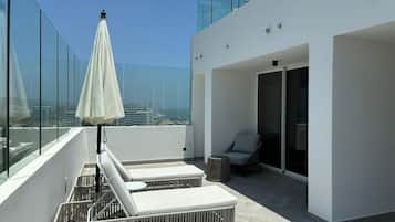 Suite, 1 trĂšs grand lit, balcon | Terrasse/Patio