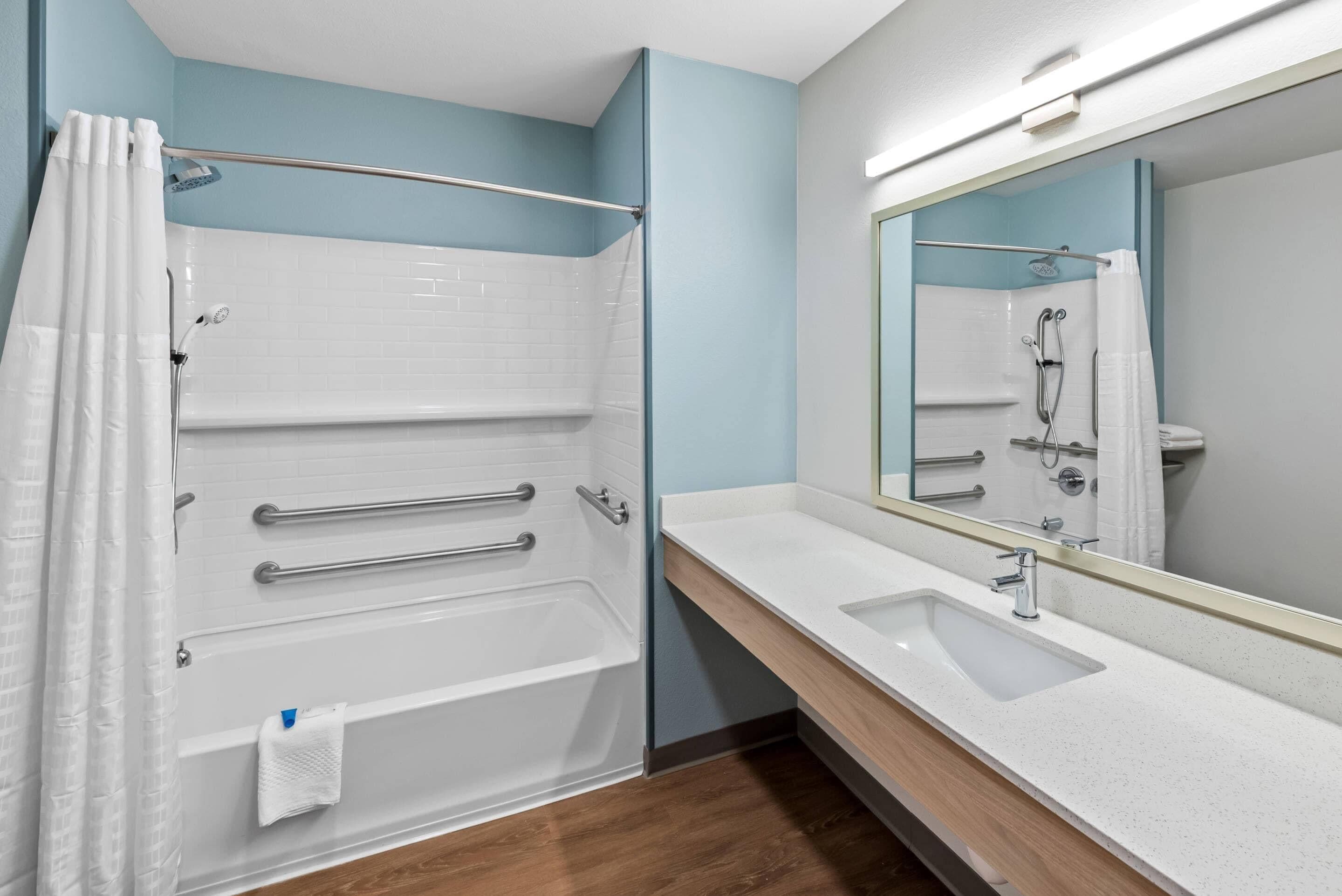 Suite, 2 Queen Beds, Accessible, Non Smoking | Bathroom | Towels