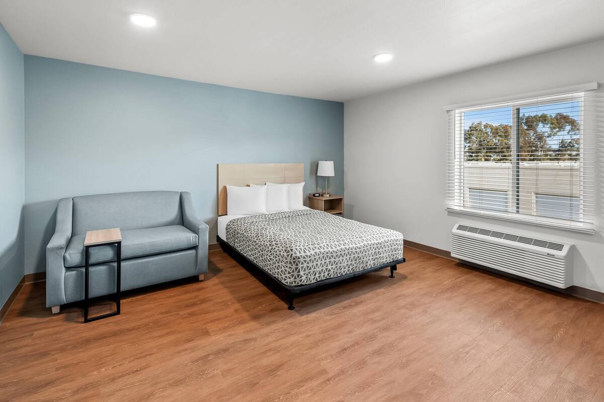 Suite, 1 Queen Bed, Roll-in Shower, Non Smoking | WiFi (free), bed sheets