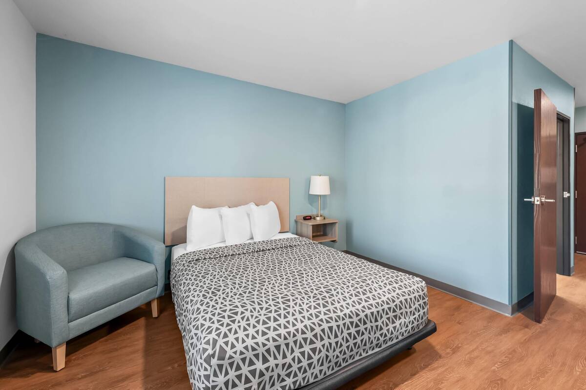 Suite, 1 Queen Bed, Accessible, Non Smoking (Accessible Tub) | WiFi (free), bed sheets