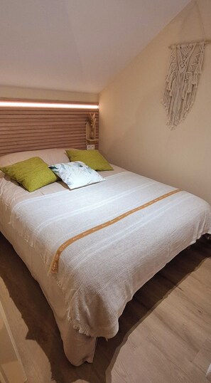 2 bedrooms, iron/ironing board, travel cot, free WiFi