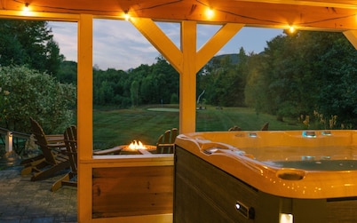 11 Acre Estate ~ Guest House ~ Private Golf Course ~ River & Pond ~ Hot Tub