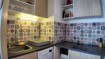 Een microgolfoven, een kookplaat, een vaatwasser