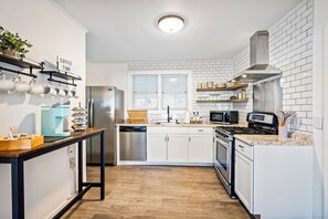 Private kitchen - Charming 3-bedroom cottage with AC in Mobile (Mobile)