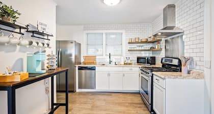 Charming 3-bedroom cottage with AC in Mobile