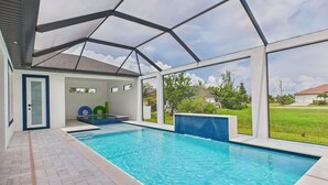 Una piscina interior con vistas despejadas del barrio circundante.