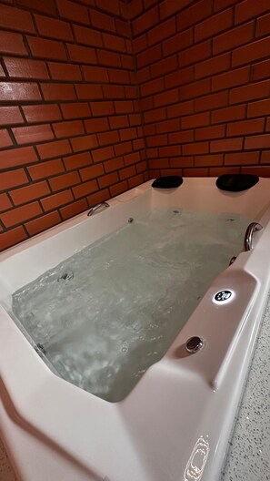 Doppia Deluxe | Bagno | Vasca e doccia separate, asciugamani, sapone, shampoo