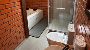 A bathroom with a large sink, a glass shower enclosure, a toilet, and a small window. - POUSADA DECK PEREIRÃO (Santa Terezinha)