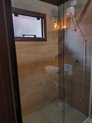 Baignoire et douche séparées, serviettes fournies, savon, shampoing