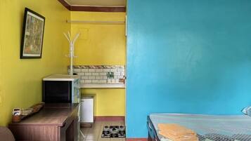 Iron/ironing board, bed sheets