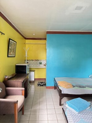 Iron/ironing board, bed sheets
