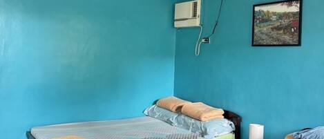 Iron/ironing board, bed sheets