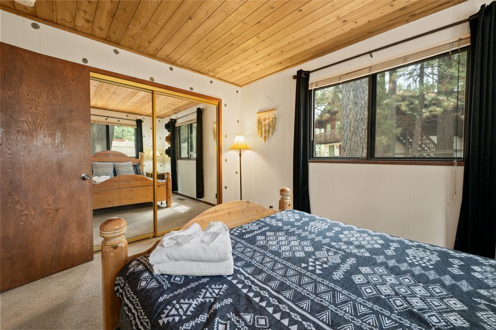 3 habitaciones, tabla de planchar con plancha y ropa de cama 