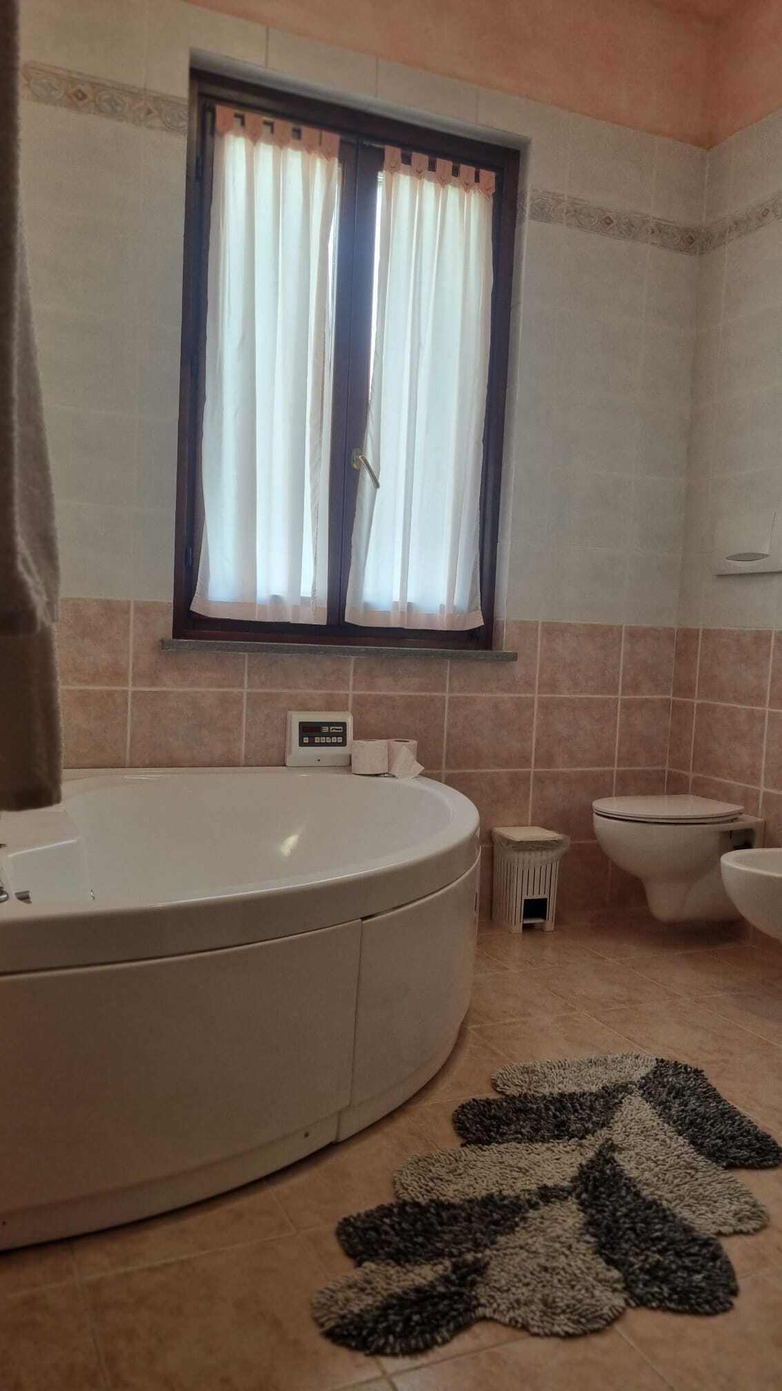 Dusche, Whirlpool, Haartrockner, Bidet