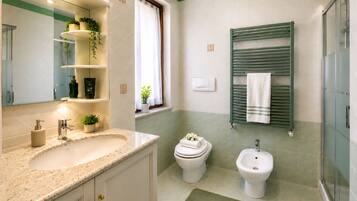 Douche, baignoire à jets, sèche-cheveux, bidet