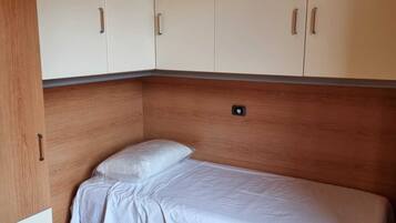 3 bedrooms, iron/ironing board, WiFi, bed sheets