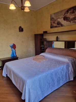 3 bedrooms, desk, iron/ironing board, free WiFi