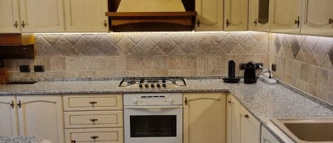 Micro-ondes, four, plaque de cuisson, lave-vaisselle
