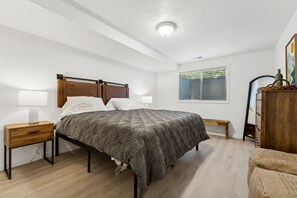 2 bedrooms, desk, iron/ironing board, free WiFi - Casa Cliffside Zone 2: Animal Friendly, Spacious Escape w/ Private Yard (Logan)