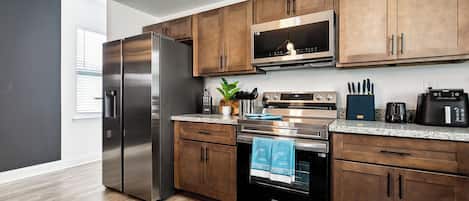 Refrigerador, microondas, horno y parrilla de estufa