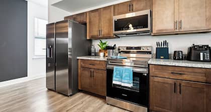 Spacious Family-Friendly 5BR Modern Retreat Near French Quarter