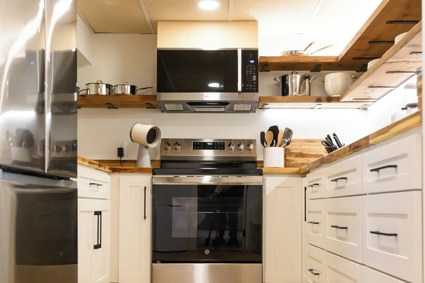 Jääkaappi, mikroaaltouuni, uuni, liesi