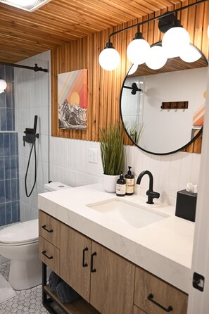 Shower, hair dryer, towels, soap - Cozy garden retreat in the Western Maine foothills (Farmington)