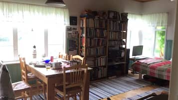 1 habitación, tabla de planchar con plancha y ropa de cama