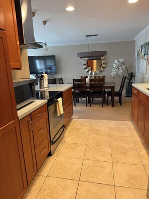 Mikrowelle, Ofen, Herdplatte, Geschirrspüler