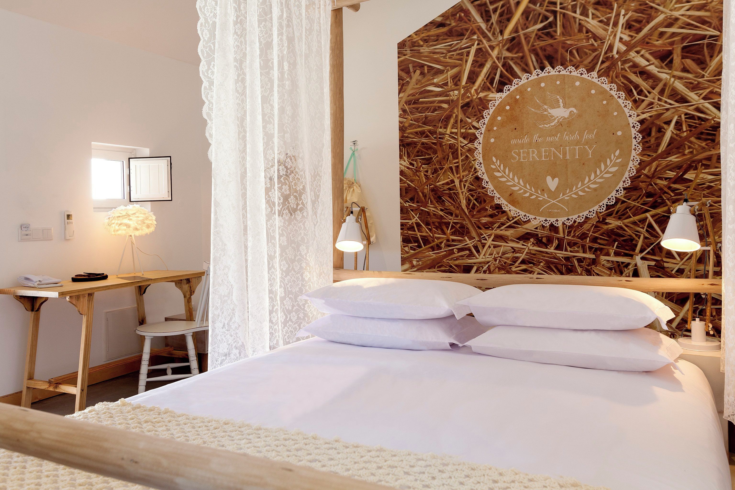 Un dormitorio con cama, escritorio y pared con diseño circular.