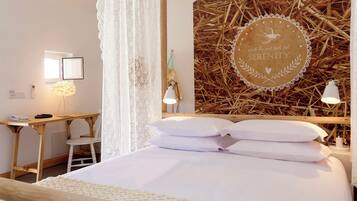 Un dormitorio con cama, escritorio y pared con diseño circular.