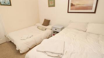 3 quartos, individualmente decorados, individualmente mobiliados