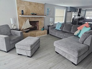 TV - Tranquil Waterfront Retreat Home (Port Richey)