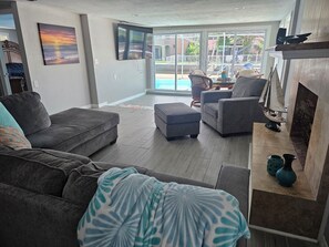 TV - Tranquil Waterfront Retreat Home (Port Richey)