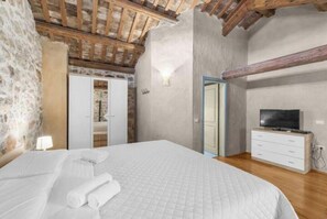 8 bedrooms, desk, iron/ironing board, travel crib