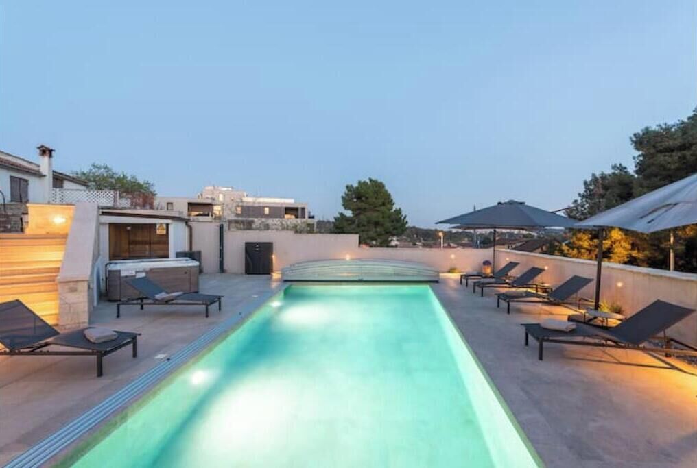 Een binnenzwembad en een buitenzwembad