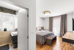 6 bedrooms, in-room safe, desk, iron/ironing board