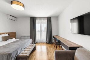 6 bedrooms, in-room safe, desk, iron/ironing board