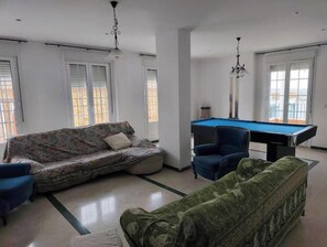 Smart-TV, Kamin, Tischfußball, Tischtennisplatte