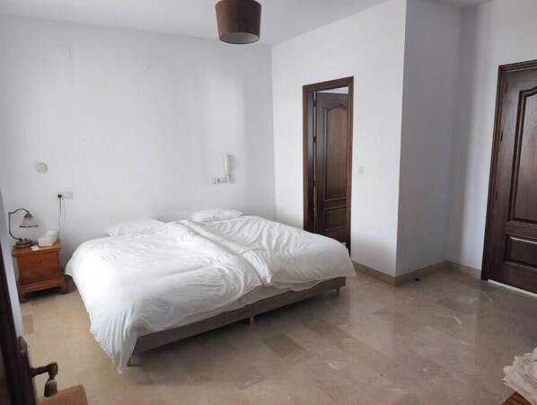 6 Schlafzimmer, Schreibtisch, kostenloses WLAN, Bettwäsche