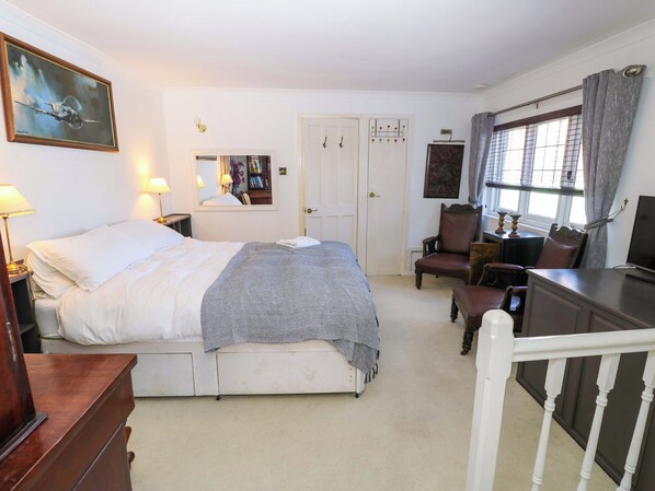5 bedrooms, individually decorated, individually furnished, free WiFi