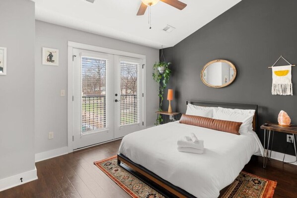 2 habitaciones, escritorio y tabla de planchar con plancha