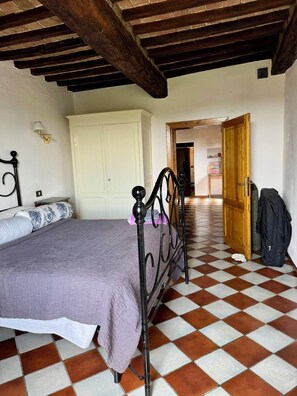 1 bedroom, bed sheets