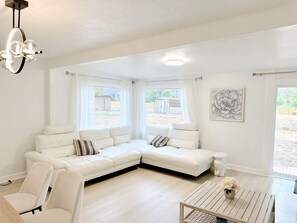 TV, fireplace - 2 Private Acres - 2 Houses - 5 Bed Rooms 4 Bath - 2 Kitchens - Single Level  (Hillsboro)