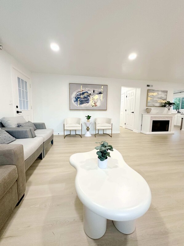 Televisión y chimenea 