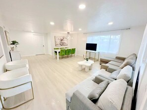 Televisión y chimenea 