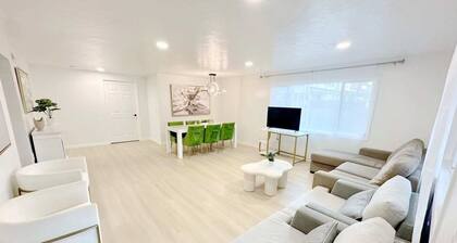 2 Private Acres - 2 Houses - 5 Bed Rooms 4 Bath - 2 Kitchens - Single Level