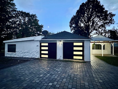 2 Private Acres - 2 Houses - 5 Bed Rooms 4 Bath - 2 Kitchens - Single Level 