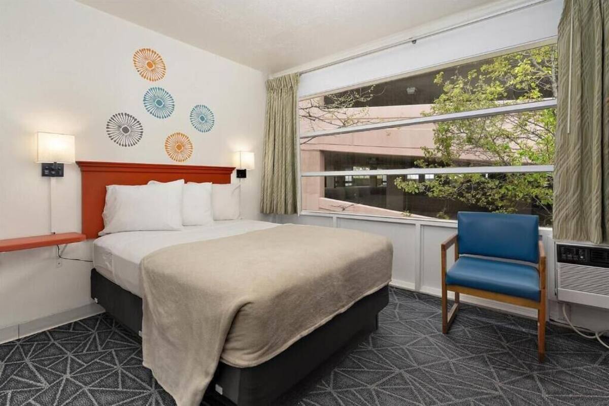 Laptop workspace, free WiFi, bed sheets